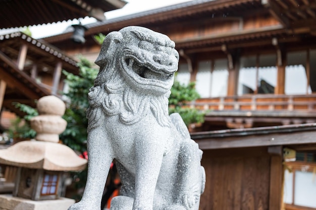 Japanische Löwenstatue im Tempel