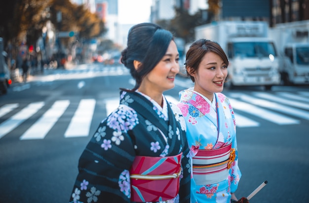 japanische Mädchen tragen Kimonos traditionelle Kleidung, Lifestyle-Momente