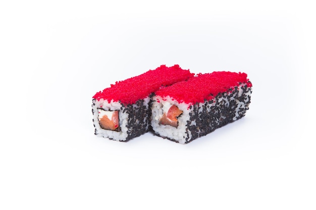 Japanische Meeresfrüchte-Sushi-Rolle auf weißem Hintergrund