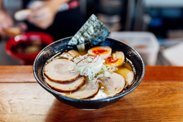 Japanische Nudel in Misosuppe mit Chashu-Schweinefleisch, gekochtem Ei, trockenem Algen.