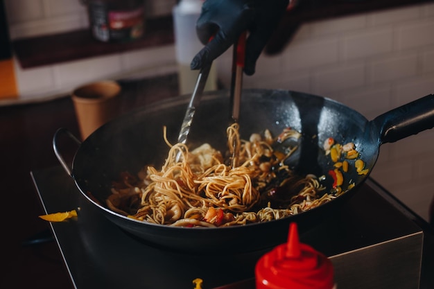 Foto japanische nudeln mit hähnchen kochen