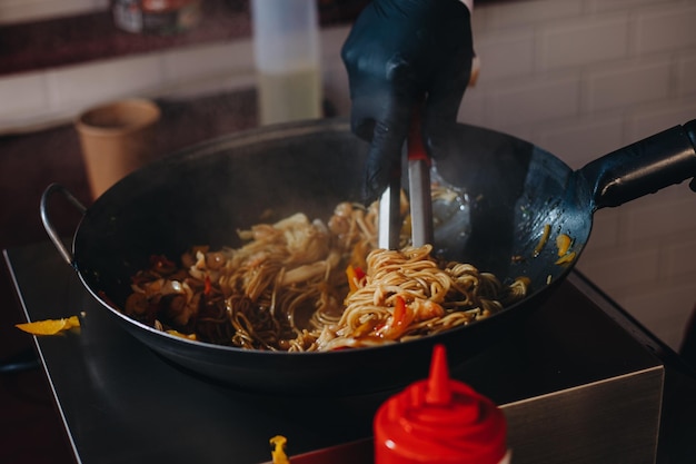 Foto japanische nudeln mit hähnchen kochen