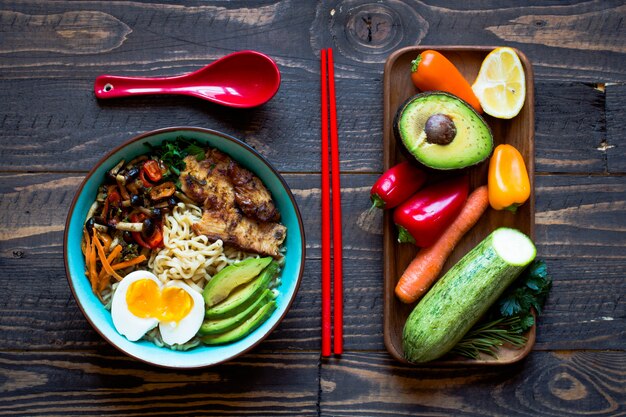 Japanische Nudeln rollen mit Huhn, Karotten, Avocado