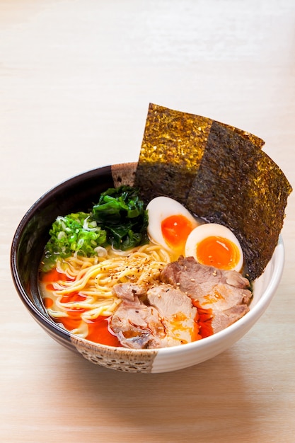 Japanische Nudelsuppe auf Holztisch