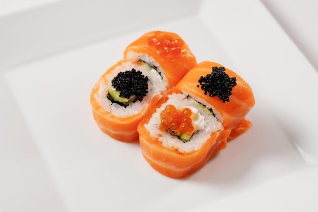 Japanische orientalische Küche Gebackene Sushirollen auf weißer Platte