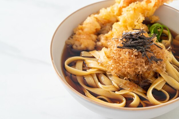 Japanische Ramen-Nudeln mit Garnelen-Tempura - asiatische Küche