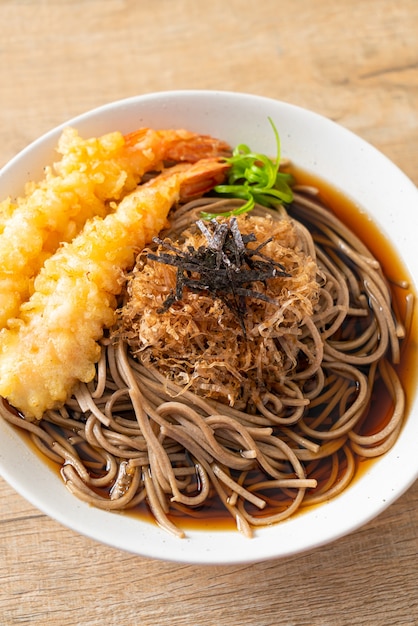 Japanische Ramen-Nudeln mit Shrimps Tempura - Asiatische Küche