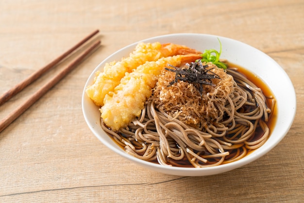 Japanische Ramen-Nudeln mit Shrimps Tempura - Asiatische Küche