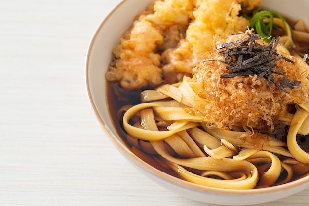 Japanische Ramen-Nudeln mit Shrimps Tempura - Asiatische Küche