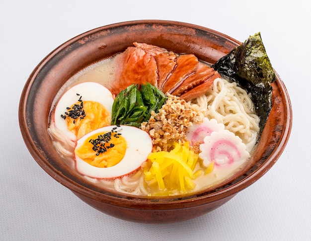 Japanische Ramen-Suppe mit Kalbsei-Schnittlauch und Spross auf weißem Hintergrund