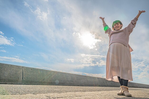 Japanische schwangere Frau und fantastischer Himmel