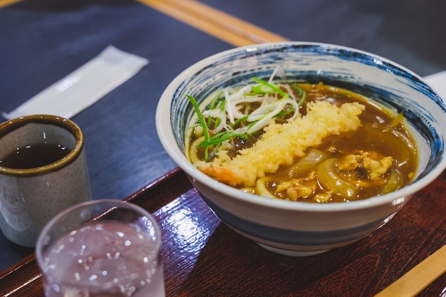 Foto japanische shrimp tempura curry udon