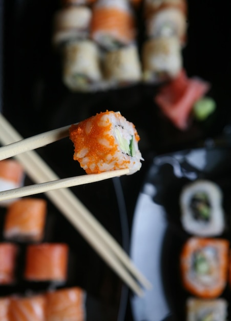 Japanische Sushi auf Schwarzblech