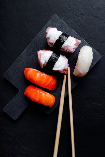 Japanische Sushi-Essen-Maki-unds-Rollen mit Thunfisch-Lachs-Garnelen-Krabbe und Avocado-Draufsicht auf verschiedene Sushi