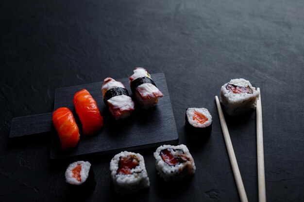 Japanische Sushi-Essen-Maki-unds-Rollen mit Thunfisch-Lachs-Garnelen-Krabbe und Avocado-Draufsicht auf verschiedene Sushi