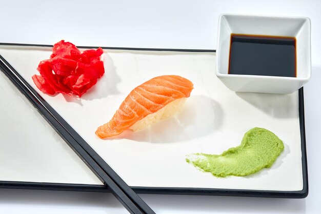 Japanische Sushi Maguro Nigiri Sushi Thunfisch-Sushi auf weißem Hintergrund