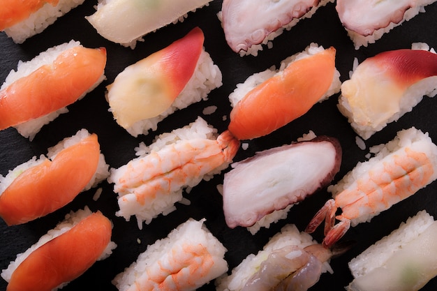 Japanische Sushi-Platte verschieden