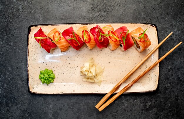 japanische Sushi-Rollen auf Steinhintergrund