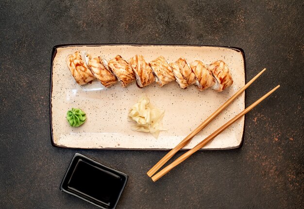 japanische Sushi-Rollen auf Steinhintergrund