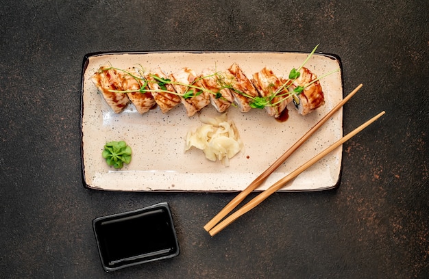 japanische Sushi-Rollen auf Steinhintergrund