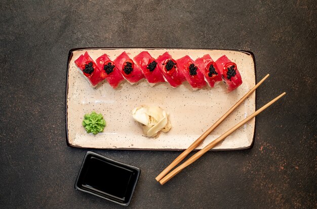 Japanische sushi-rollen auf steinhintergrund