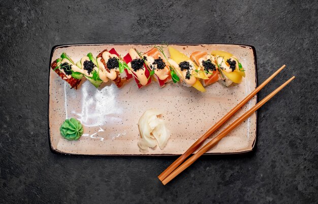 Japanische Sushi-Rollen auf Steinhintergrund