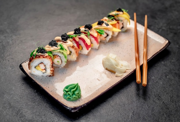 Japanische Sushi-Rollen auf Steinhintergrund