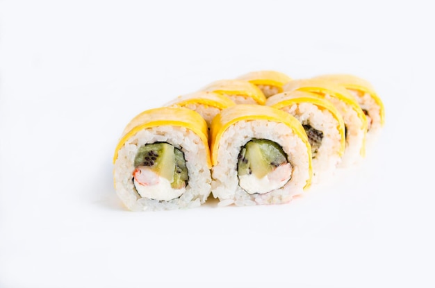 Japanische Sushi-Rollen in Cheddar-Käse auf weißem Hintergrund