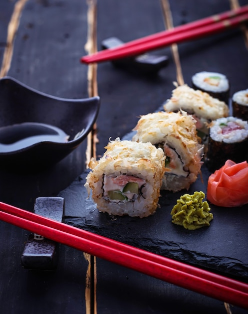 Japanische Sushirollen mit Lachs