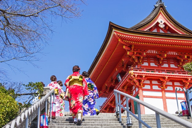 Japanische Touristen und Ausländer ziehen ein Yukata an, um die Atmosphäre im Kiyomizu-dera-Tempel zu besuchen