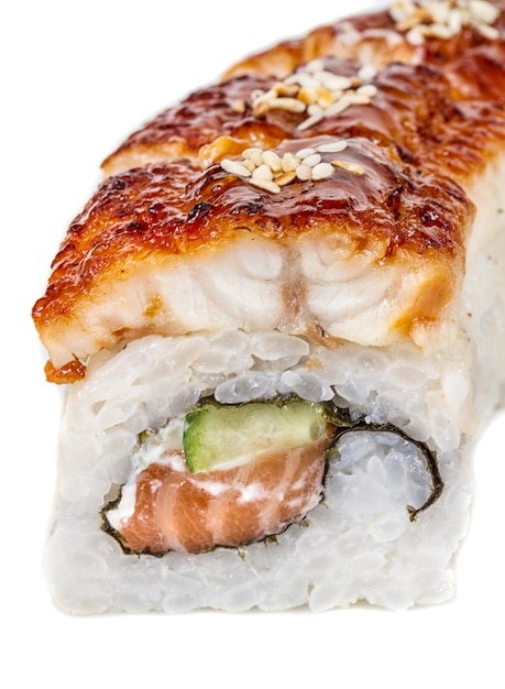 Japanische traditionelle Küche Maki-Rolle mit Gurken-Frischkäse und rohem Lachs und Aal