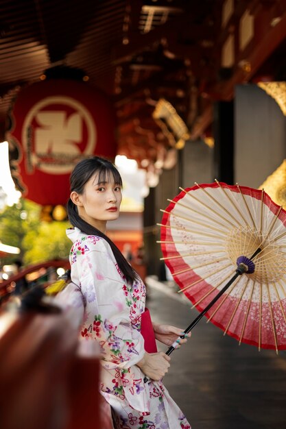 Japanische Wagasa-Regenschirmhilfe durch junge Frau