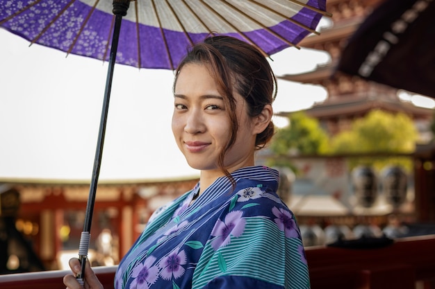 Foto japanische wagasa-regenschirmhilfe durch junge frau