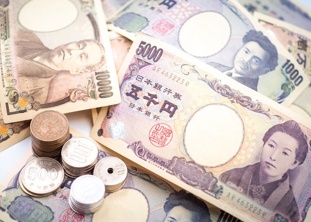 Japanische Yen-Banknoten und japanische Yen-Münzen für Geldkonzept