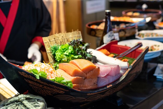 Japanischer Chef, der Sushi am Restaurant macht