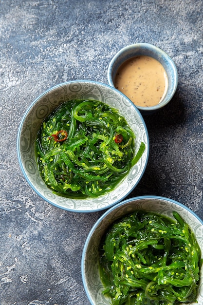 Japanischer Chuka Wakame-Algensalat mit Nusssauce