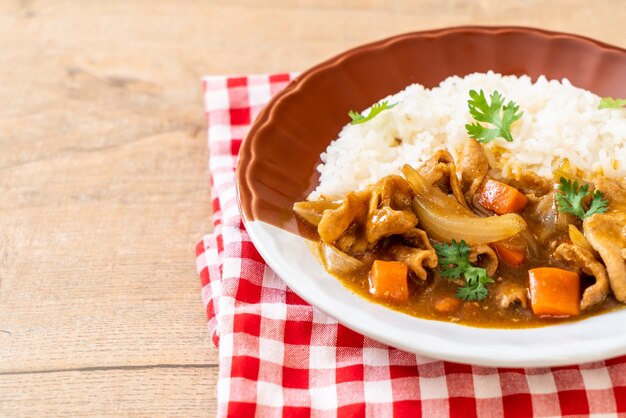 Japanischer Curryreis mit geschnittenem Schweinefleisch, Karotte und Zwiebeln