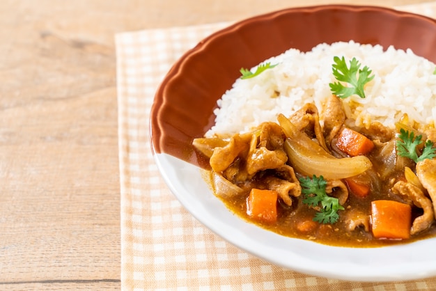 Japanischer Curryreis mit geschnittenem Schweinefleisch, Karotten und Zwiebeln - asiatische Art