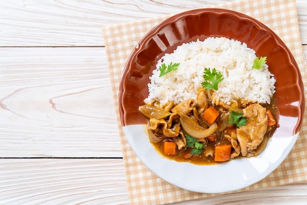 Japanischer Curryreis mit geschnittenem Schweinefleisch, Karotten und Zwiebeln - asiatische Art