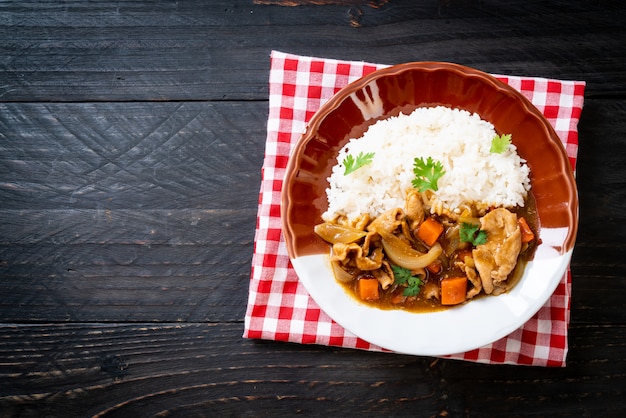 Japanischer Curryreis mit geschnittenem Schweinefleisch, Karotten und Zwiebeln