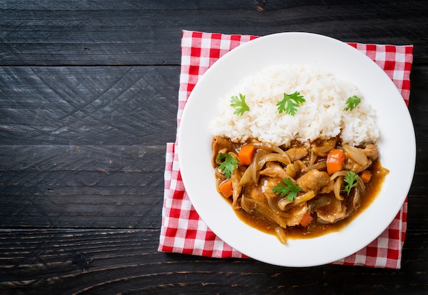 Japanischer Curryreis mit geschnittenem Schweinefleisch, Karotten und Zwiebeln