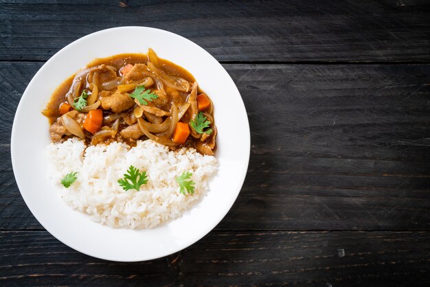 Japanischer Curryreis mit geschnittenem Schweinefleisch, Karotten und Zwiebeln