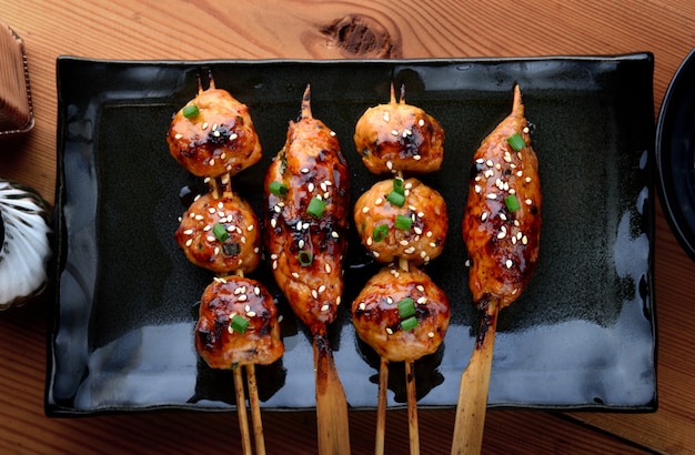 Japanischer Frikadellengrill oder Tsukune.