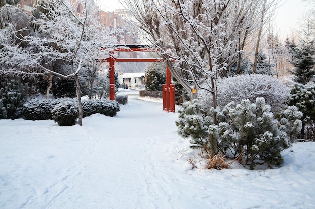 Japanischer Garten in einem Landschaftspark im Winter Ein Ort der Ruhe Entspannung in einer Großstadt