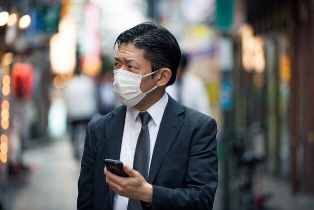 Japanischer Geschäftsmann in Tokio mit formellem Geschäftsanzug