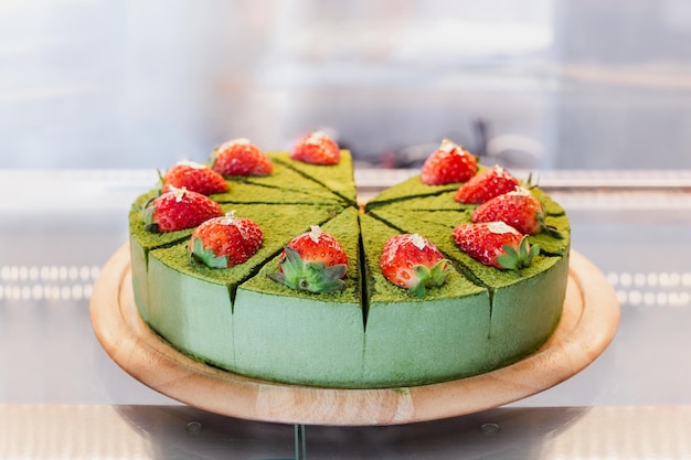 Japanischer Matcha-Grüntee-Kuchenbelag mit Erdbeere