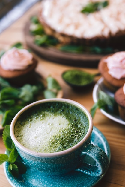 Japanischer Matcha-Grüntee. Matcha-Tee mit Kuchen