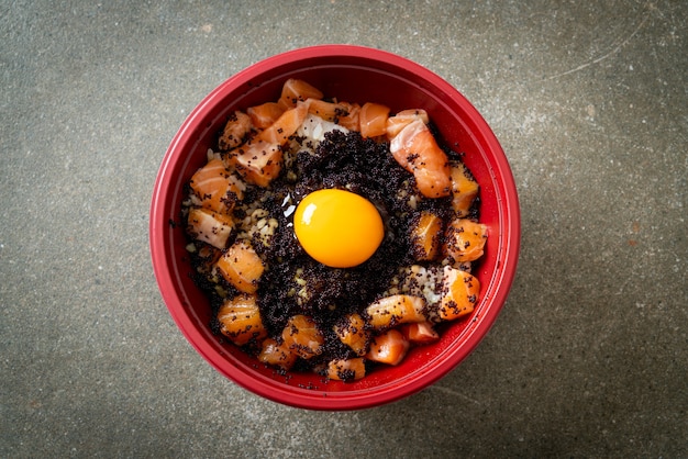Japanischer Reis mit frischem Lachs roh, Tobiko und Ei (Lachs Don) - japanische Küche