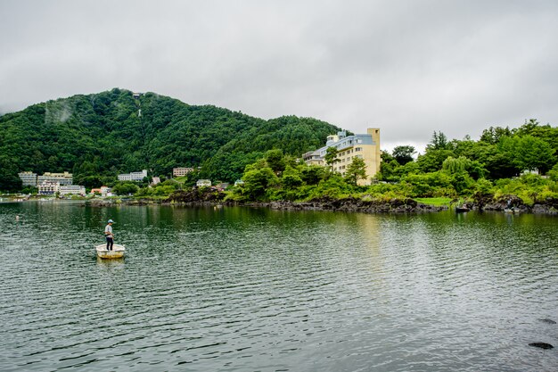 japanischer See nahe Fuji-Berg mit Fischermann