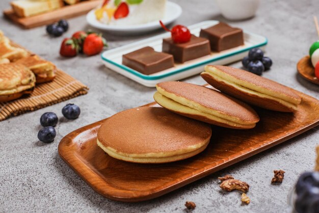 Japanischer Snack Dorayaki Dorayaki ist ein japanischer Pfannkuchen aus japanischem Brot mit roter Bohnenpaste im Inneren